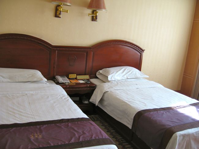 ベッドは固めですが、寝心地悪くなかったです<br /><br />カバーに大きな穴が開いてたり、所々汚れてたりするのは。。。ご愛嬌ってことで