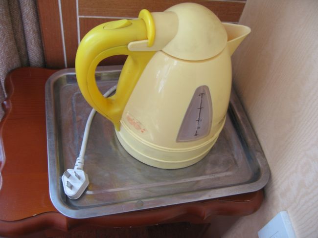 全体的に薄汚れてる湯沸かしポット