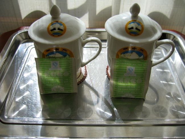 写真を撮り終わったら、これでお茶飲もう♪<br /><br />海外のお茶のティーバッグには期待しないことにしてるので、<br />予想通りの薄さにガッカリせずに済みました<br /><br />湯呑みは片方だけ綺麗でした<br />