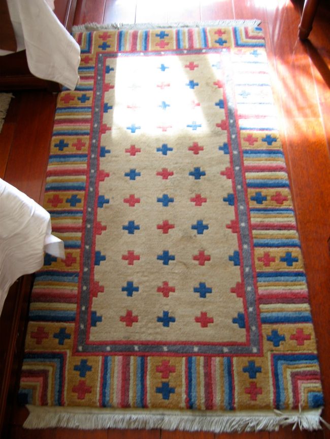 ラグの色合いもチベットっぽい