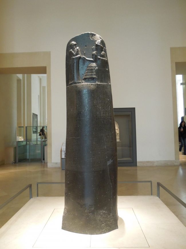 昔は何度もルーブルに足を運んでいましたが、今回初めて見たのがこれ！<br /><br />「ハムランビ法典」目には目を・・・ってのですね。<br /><br />あんまり人気がないのか、このエリアは人がほとんどいなかったです。<br /><br />その後、モナリザ等々を見て、退散しました。