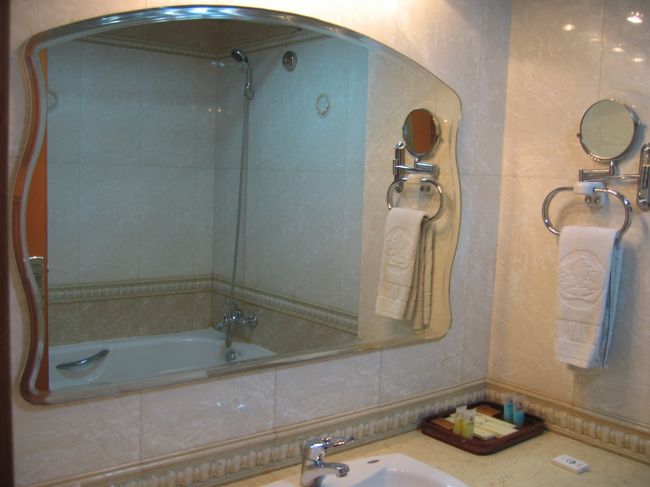 浴室を見て行きましょう<br /><br />こちらも予想以上に立派で清潔でビックリ