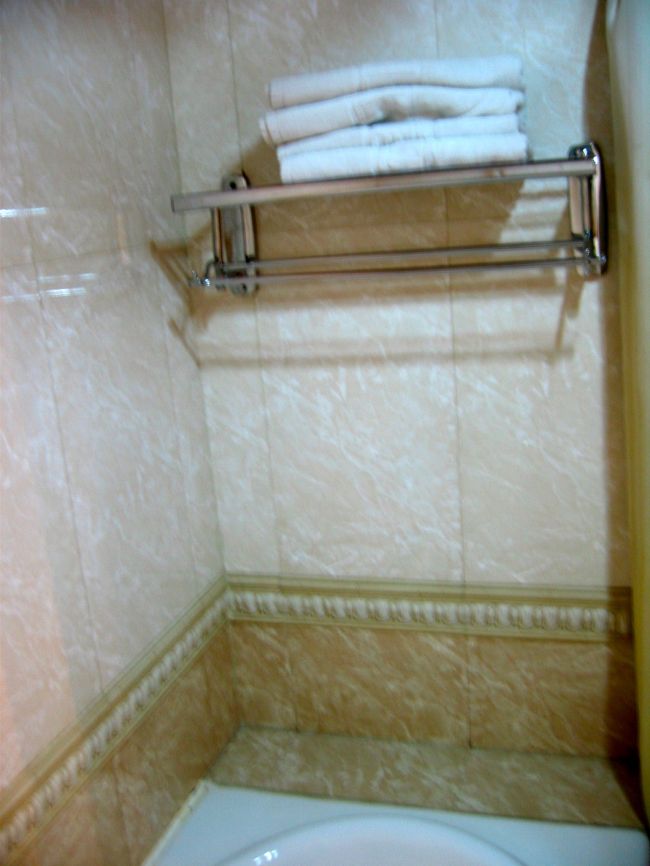 使い古されてますがしっかりしたタオル<br /><br />北京のペラペラに薄くて、灰色になるほど使い古された物と比べれば。。。