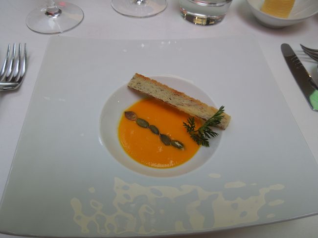 食前酒にはシャンパンを頂き、これはアントレででてきたスープ（3口くらい）ですが、もうこれでノックアウトなかんじでした。<br /><br />ここは日本人のスタッフの方がいました。最近ではレストランに日本人スタッフも珍しくないみたいですね〜。<br />最初、彼は<br /><br />「英語とフランス語とどちらがいいですか？」<br /><br />って聞いてきたので、私たちは彼が日本人ではなく、チャイニーズ系だと思い、<br /><br />「英語でお願いします！」<br /><br />と答えました。<br /><br />しばらく、ワインを選ぶのに、英語で説明を受けて、その間に我々だけで、日本語で会話しだしたところで、<br /><br />「日本人の方ですか？」<br /><br />って日本語で聞かれました・・・何人って思ってた？？<br /><br />ということで、無事にワインもチョイスしていただき、アラカルトで選んだコースが始まりました！！！