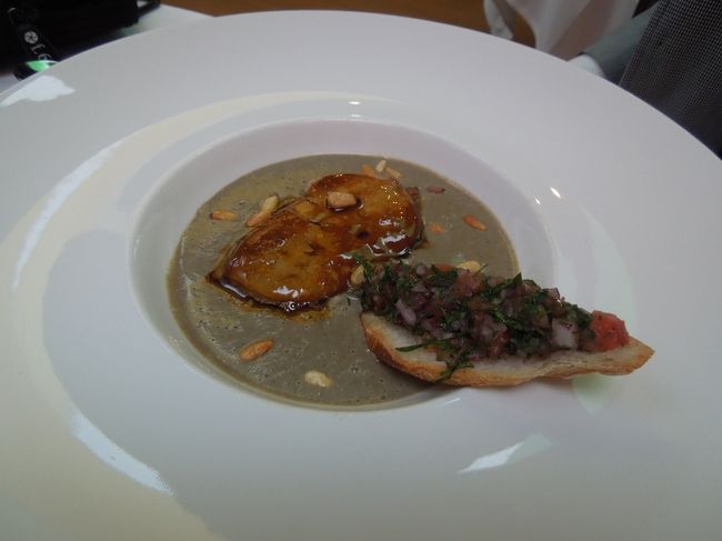これは旦那のチョイス！　ちょっと忘れちゃいましたが、フォアグラが入った濃厚なスープです。