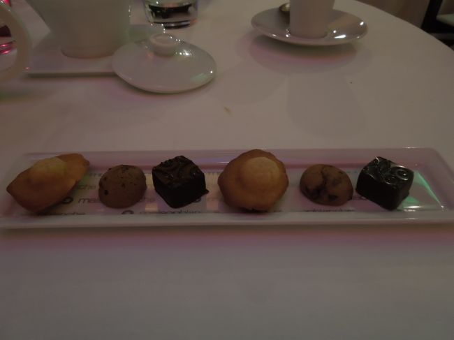 何故か？デザートの写真がない？？？<br /><br />これはデザートが終わって、コーヒーをいただいているときにサービスされたブチフールです。<br /><br />私はこの時点でお腹に固形物はひと口たりとて入れることができない状態だったので、これは旦那がほぼ頂きました。