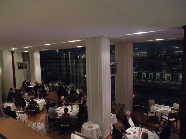 レストランの中はこんな感じ。<br /><br />ここはテラスからエッフェル塔のライトアップが見れます。時間になるとお店の方が呼びに来てくれて、みんな席を離れて、テラスに行って写真とかとってました！<br /><br />服装は皆さんちょっときれいめなスタイルでした。女性はワンピース、男性はスーツ（ネクタイなしの人もいました。）<br />うちも、私がワンピースで旦那はネクタイなしのスーツにしました。<br />そのくらいがちょうどいいくらいでしたね。<br /><br />料理もおいしく、スタッフも感じが良く、とっても良い時間を過ごしました。