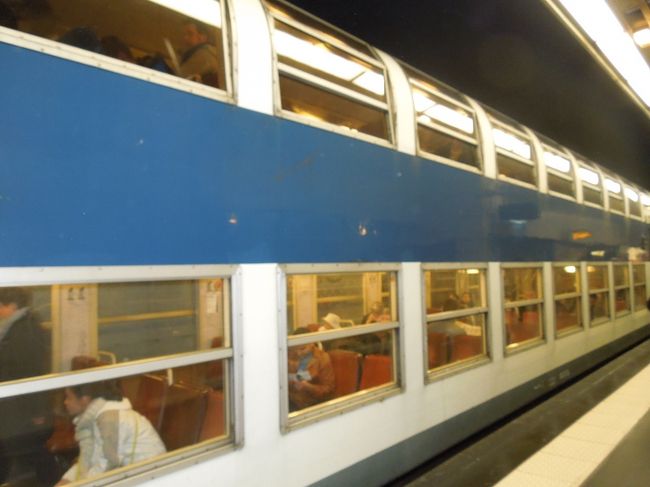 つぎの日は旅行のメイン観光パート2！ベルサイユ宮殿です。<br /><br />RERを使う方法、Metroだけで行く方法、はたまたバスで行く方法といろいろブログでみました。<br />RERは治安が心配だけど宮殿にいちばん近い駅、Metroは治安は大丈夫だけど、駅が遠い、バスは安全だけど、時間が読めない・・<br /><br />とどれも一長一短だったので、私たちはRERを選択しました。旦那と二人だということと、昼間しか乗らないという理由です。<br /><br />乗ってみると、私たちの時は変な人も、怪しい人も現れませんでした。私たちと同じような観光客（ガイドブック持ってる）が沢山乗っていて安心できました。