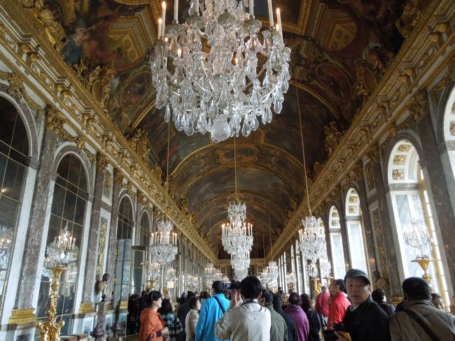 いよいよ観光。ここもミュージアムパスの威力は絶大！<br />するするっと入れました。<br /><br />無料のオーディオガイドがとっても役に立ちました。<br /><br />近くにいた中国人は、自分でビデオ撮りながら、そのビデオに音声が入るようにオーディオガイドの音声を最大にして、録音・録画していました。<br />これが自宅用であることを祈ります・・・せめて動画サイト・・<br /><br /><br /><br />