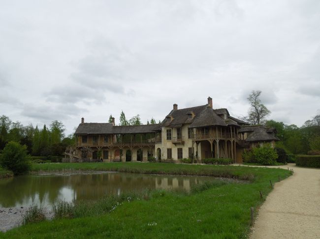 私が今回ほんとに楽しみにしていたのは、ベルサイユの中でも宮殿ではなく、マリーアントワネットの田舎家でした。<br /><br />この日はあいにく曇りでしたが、雨に降られることも少なく、グラントリアノンからプチトリアノンまで、農場を見学しながらお散歩できました。