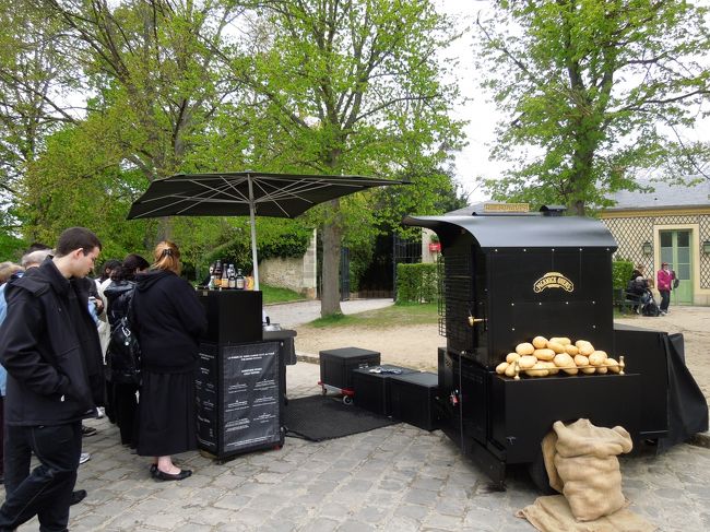 観光の前に、グラントリアノンの午後のオープン時間までちょっと時間があったので、このお店のベイクドポテト頂きました。<br /><br />この辺にはこの屋台だけしかないので、すごい人気でした。