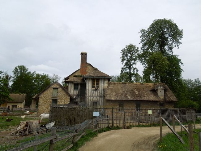 30分くらい歩くとようやく田舎家軍団が見えてきます。<br /><br />これってマリーアントワネットが作った、一大テーマパークってことですよね〜。<br />