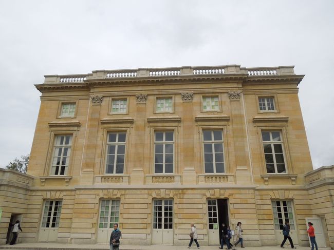 そしてプチトリアノンに到着！<br /><br />このペルサイユ観光（パリも含め）をより一層楽しむために、旦那には「ベルサイユのばら」を熟読させました。<br />私はもちろん昔なんどもよんでます！