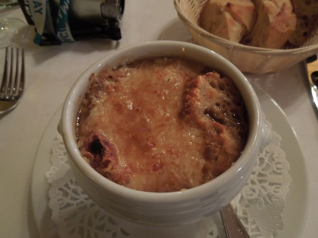 さて、宮殿の観光も終了して、すっかり3時くらいになりました。<br /><br />ランチとディナーを兼ねて、たっぷりステーキをいただくことにしました。<br /><br />まずはオニオングラタンスープ<br />これがまたたっぷり(=_=)