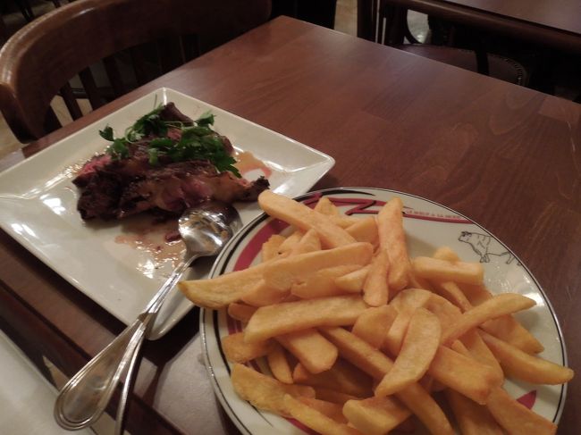 ステーキは二人でシャアというメニューから選びました。<br /><br />二人でも食べきれないくらい・・・写真は半分取り分けた後です・・・