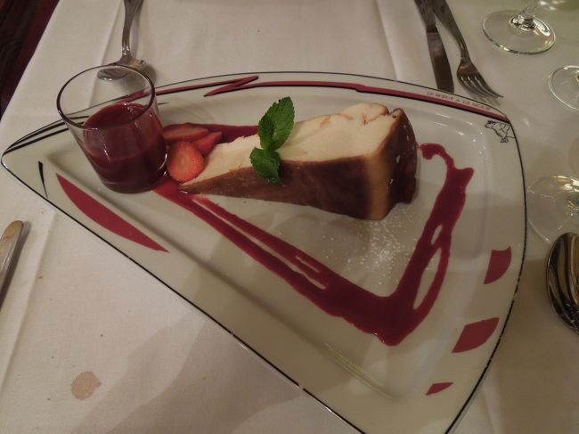 デザートはチーズケーキ。これは1人前ですが、旦那とシェアしました。<br /><br />ステーキとポテトはもちろん残しちゃいました・・・あ〜もったいない。