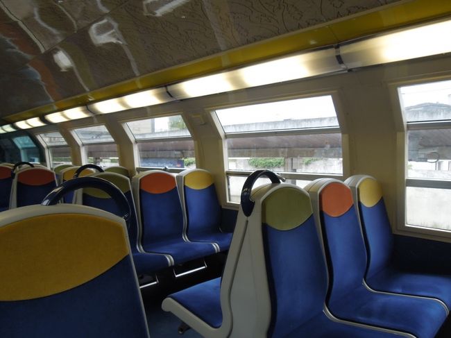 またまたＲＥＲに乗ってパリに帰りました。<br />なんと、この写真の後、座席が満席になりました。やっぱり観光客多し！<br /><br />そして、不覚にも私たちは爆睡しちゃいました。<br />海外の電車で爆睡はまずいだろ〜。無事でよかった。