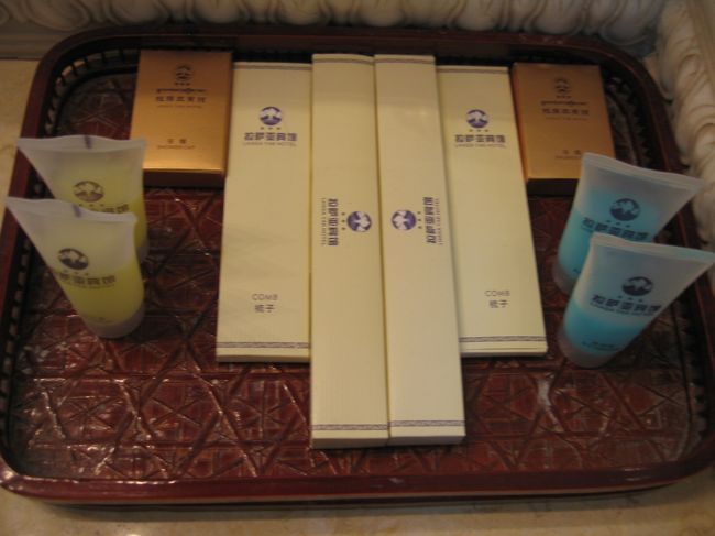 恒例のアメニティ紹介<br /><br />シャンプー、バスジェル<br />歯ブラシ、くし、シャワーキャップ、全て各２<br /><br />そう良い物ではないですが、こんなにあると思ってなかったし、<br />ホテル名入りなのが嬉しい♪