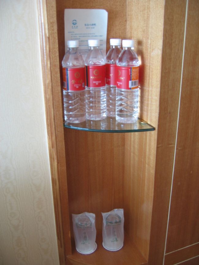 こちらのお水は有料なので飲まないようにとヤンさんに言われました<br /><br />外の屋台で飲み物を買えるので、そちらで買った方が安いんでしょうね<br />北京と成都のホテルから持って来た水を使いました