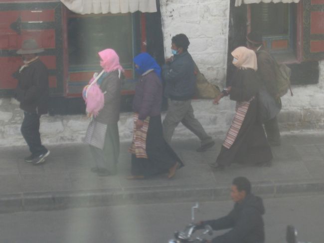 窓から道行く人々を眺めたところで、今日も昼寝します(笑)<br /><br />「この人いい加減ぐうたらしすぎじゃない!?」<br />とお思いの方、多々いらっしゃることでしょう<br /><br />毎日観光してたら<br />「そんなに朝から晩までしなくてもね〜」<br />という気持ちになってくるんですよ<br /><br />旅先での昼寝は本当に素晴らしい!!値千金です<br />一連の旅行記を読んできて下さった方は、「またか。。。」って流して下さいませ