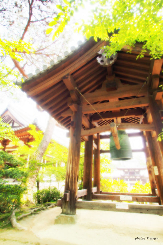 鐘楼。<br />金堂と講堂が縦に正対するならば横に、鼓楼と対称に正対するのがこの鐘楼です。<br /><br />鐘は平安時代初期のものとされます。