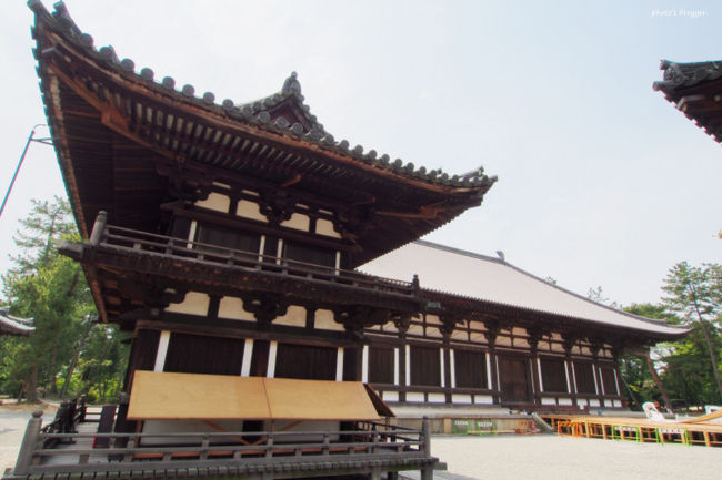 鼓楼。<br />鎌倉時代の再建とされます。<br />鑑真和上が持ってきた舎利を納めていたので、舎利殿とも呼ばれます。<br /><br /><br />奥が礼堂。<br />僧房であった建物を鎌倉時代の弘安六年(1283)に改築しています。<br />鼓楼に安置されている仏舎利を拝するためのお堂です。<br />内部に秘仏で清涼寺式と云われる釈迦如来立像、日供舎利塔がおかれます。<br />