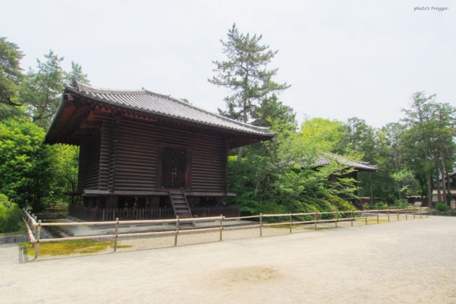 宝蔵、奥に経蔵です。<br />校倉様式で造られており、経蔵は新田部親王邸の米倉だったとされます。<br />日本で最古の校倉造りです。