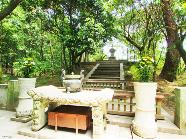 こちらが鑑真和上の御廟です。<br />1250年以上、変わることなく守られてきた場所です。