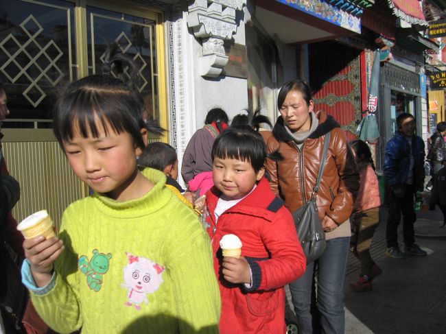 チベットの人は日本人と顔立ちが似てます<br /><br />そして子供がみんな可愛い