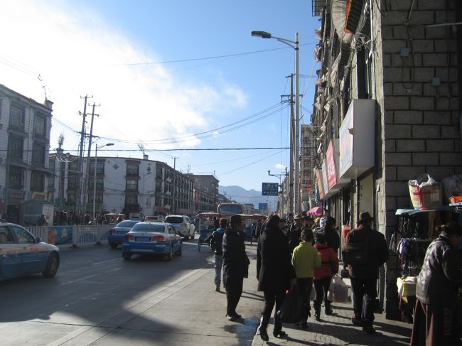 一歩外に出ただけで街の喧噪真っ只中<br /><br />抜群の立地です