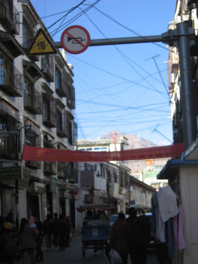 標識の△慢て!?<br /><br />ラッパ×はクラクション駄目ってことかな!?<br />町中クラクションの音に満ちてますけど。。。<br />それとも街頭ライブ禁止!?