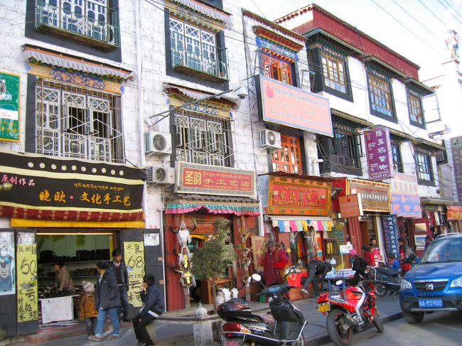 世界遺産の大昭寺(ジョカン寺)には徒歩5分程です<br /><br />道すがら土産物屋などが目を楽しませてくれます