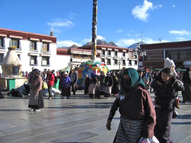 大昭寺からは溢れ出すように人が出てきます<br /><br />それにしても、民族衣装率高っ<br /><br />これほど日常的に人々が民族衣装を纏ってる国を見たことがないし、<br />とても素敵です