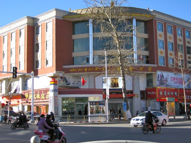 この交差点を境に、良い意味でゴチャゴチャした古い街並みから、新しく作られた街並みに変わります