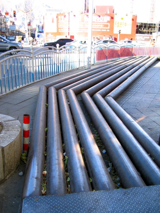 でも歩道を埋め尽くすこのパイプは一体。。。