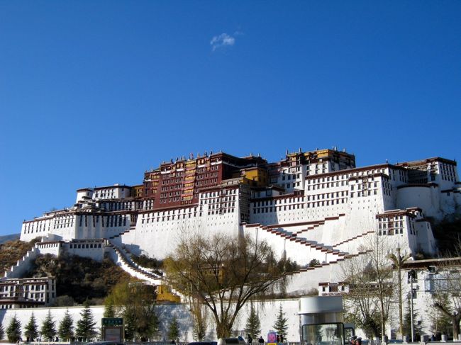 15〜20分ほどで、ポタラ宮の前に到着<br /><br />何て素敵なんでしょう!!!!!<br /><br />今回見た宮殿の類いで最も美しく、最も感動しました
