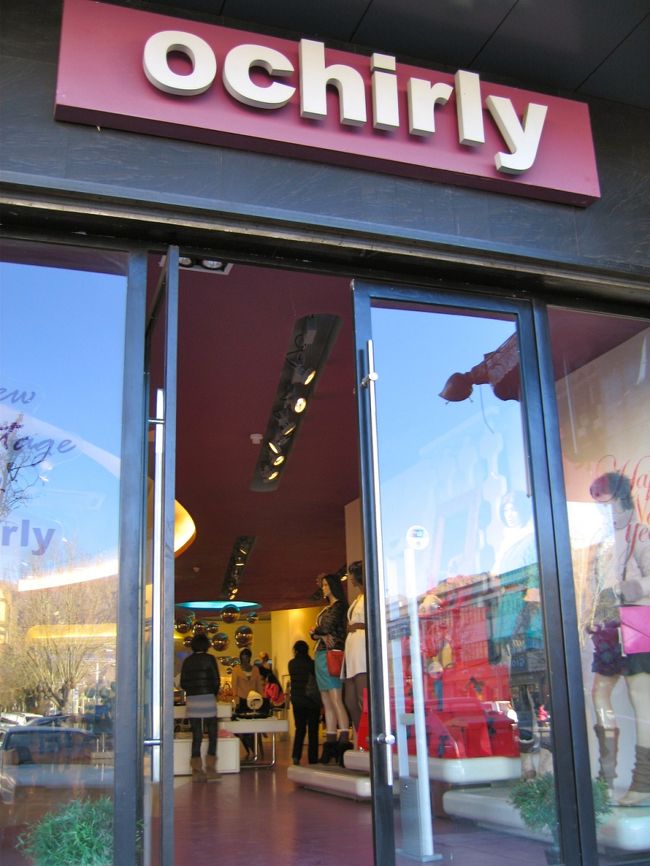 若い女の子向けのショップ発見<br /><br />チベット発なのか、どこかの国のブランドなのか。。。<br />ヤンさんに聞けばよかった