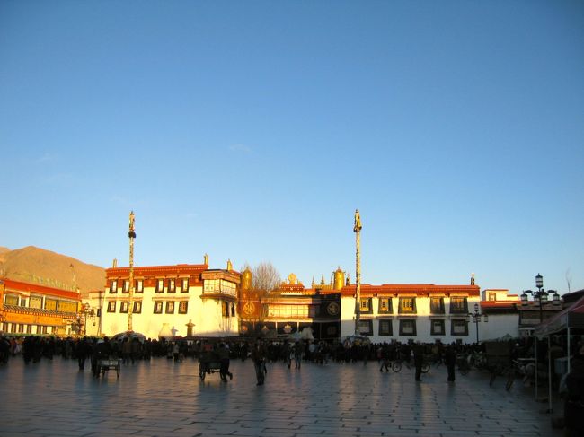 ヤンさんとホテルのロビーで合流して、またジョカン寺の前にやって来ました<br /><br />夕闇の中でも大混雑