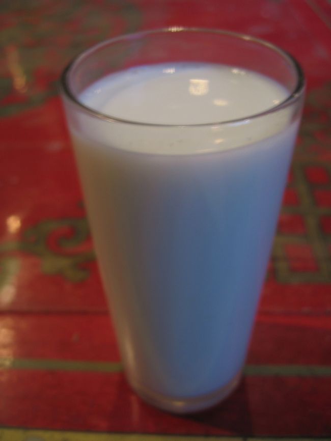 まずはヤクのホットミルクで乾杯<br /><br />チベットは乾燥した地域なので、昼と夜の温度差が激しく、<br />昼間はギラギラした日差しに照り付けられて暖かいですが、<br />夜は冷え込みます<br /><br />しょっちゅうお金をねだる人が入ってきて、しつこくせがまれます<br />ヤンさんに「(旅行客があまり持ってない)1円の1/10ぐらいの小さな紙幣を渡せばいいので、貴方は何もしなくていい」と言われ、食事に集中できましたが。。。<br />ヤンさんですら途中から面倒になって「お金ない。あっち行って」と振り払ってたほど、次から次へと来ます<br />チベットの人は信心深いので、他のお客さん達(全員民族衣装を来てた)もお金渡してました