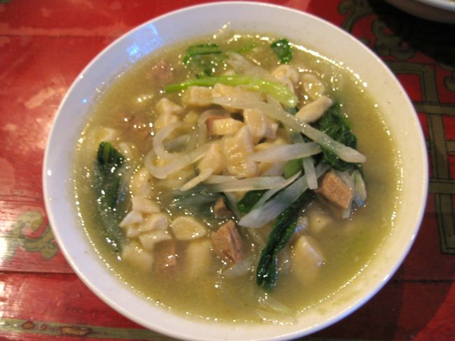 ポピュラーなチベット料理のヌードル(?)<br /><br />観光客は私一人<br />料理の写真を撮ってるだけで、民族衣装を着た子供達に物珍しそうな目で観察されます(笑)<br /><br />ニョッキのようなコロコロしたパスタ様の物が、<br />ヤクの肉と一緒にコンソメ系のスープで煮込まれた料理<br /><br />相当美味しくて、また完食です<br />ヤンさんに驚かれました