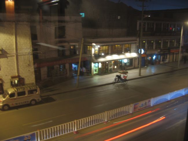 満腹でホテルに戻って来ました<br /><br />高山病対策で今夜はシャワーを浴びないようにと言われたので、<br />お茶でも飲んでさっさと寝ようと9時前にベッドに入りました<br /><br />ところが一時間ほどで息が苦しくなって目が覚め、<br />乾燥のせいもあるかも。。。と考えて、<br />湯沸かしポットの蓋を開けたままお湯をたっぷり沸かしてみました<br /><br />そこからは朝までぐっすり眠れました<br />体調万全でポタラ宮に登れそうです<br /><br />着いて早々チベットのあらゆるものから衝撃を受けた初日でした