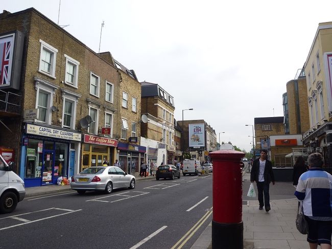 ここは、ホテル、アイビスロンドンアールズコートのある通り。<br />リリー通り。<br />町中と違って、行き交う人々は地元の人ばかり。<br />学生はみんな、ハリーポッターみたい！（笑）！<br /><br />この通りは、飲食店も連なってます。<br />小さな商店もあります。<br /><br />