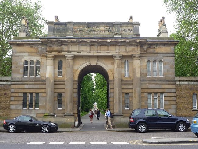 ブロンプトン墓地。<br /><br />リリー通り沿いにあります。<br /><br />映画「けいおん」の撮影場所でもあるそうです。。<br /><br />この中には、お墓がいっぱい。。<br />じろじろ見る気にはならず・・・<br /><br />けれど、よく子連れの親子とか、散歩してました。<br />