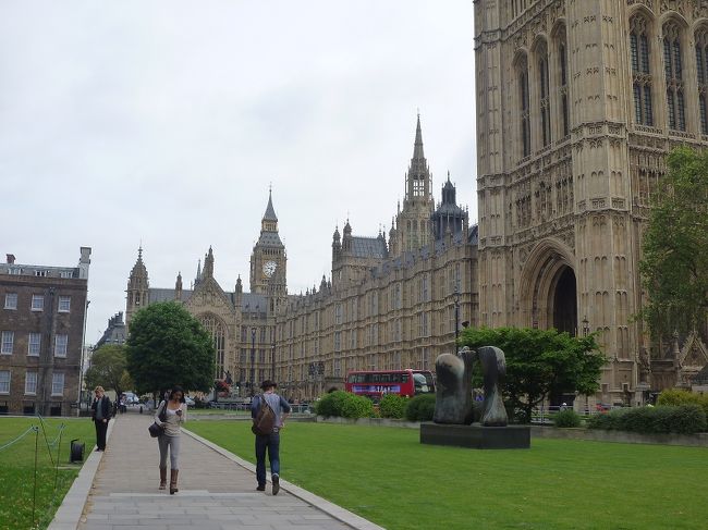 ビッグ・ベンの裏側。<br />ぐるりと歩いてみました。<br />建物はとても細かくてずっしりと見ごたえあります！<br />さすが、警備がちょっと多め。<br /><br />観光客はパラパラっといました。<br /><br />まだまだ、通勤時間。<br />皆、足早。<br />