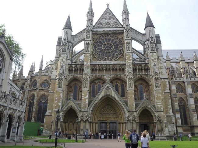 ウェストミンスター寺院までてくてく。<br /><br />まだ人も少なくて、ゆっくりできます。<br /><br /><br />横のロイヤルファミリーグッズばかり<br />売っているお店で、ダイヤモンドジュビリー限定グッズを購入。<br />