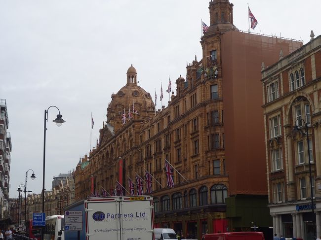 そして、ハロッズのあるナイツブリッジへ。<br /><br />その前にピカデリーサーカスまで行き、テスコで<br />エコバッグを購入。夕方行くと、完売で（笑）<br />ピカデーサーカス、よく利用しました。<br />地下鉄駅でも、お手洗いのある駅は少なく、ここは、<br />出口の？番目か忘れました！が？出口をあがって行く<br />道中の左手にあります。<br />綺麗ですし、怖くありませんｗｗ無料です。<br /><br />また、サークル状になってるので、わかり易い。<br />すごい人かと思いきや、私が利用したときは、いつも<br />人は少なく、利用しやすかったですよ。