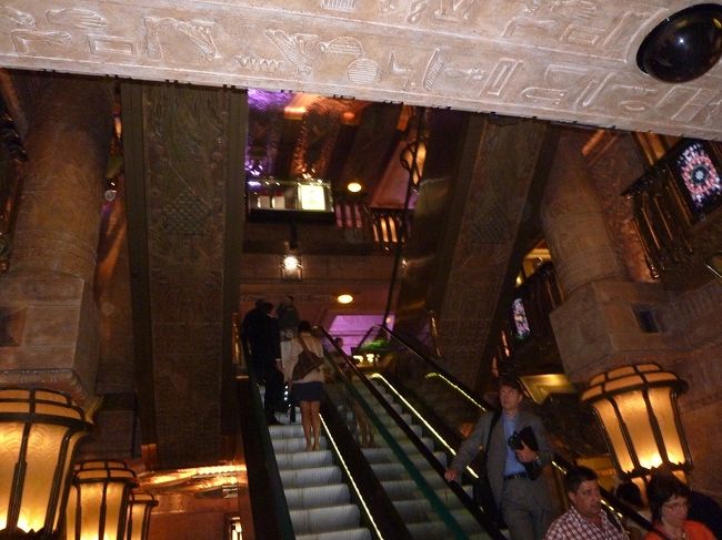 ハロッズのエスカレーター。<br />あまりに立派で、他にも外人さんたちもパシャっとしてました。<br /><br />ここの、食品売り場がもう夢のよう！！!(^^)!<br />売り場の雰囲気が、おもちゃ箱のようで、スタッフの制服も素敵♪<br /><br />写真には撮りませんでしたが、一生忘れられないです。<br /><br />こんな夢の世界があるだなんて〜〜<br /><br /><br /><br />