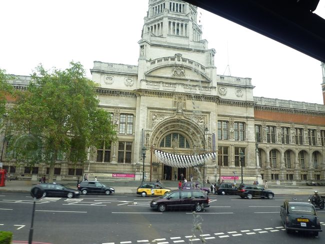 ハロッズから歩いて、ヴィクトリア･アルバートミュージアムへ。<br /><br />毎日、ここの前をバスで通ってホテルへと帰っていました。<br /><br />最後はここで過ごそうと決めていました☆