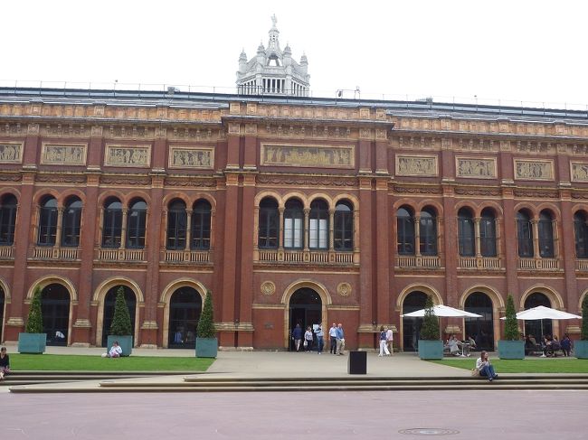 ちょうどお昼。<br />館内を回る前に、お昼にしようと、まずはずーっと突き進んで、<br />奥のＶ＆Ａカフェへ。