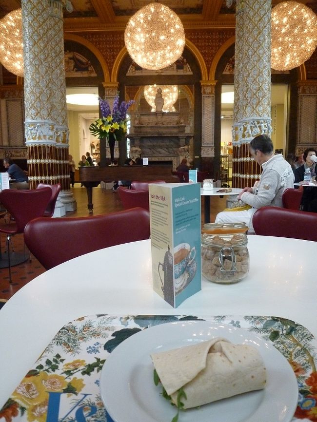 入っていくと、スコーンやドリンクを売っている所があり、<br />また、左右にグラタンやパイ、サラダにサンドのお店があります。<br /><br />軽く、アボガドと海老のラップにしておきました。<br />これが、また美味しかった！<br /><br />素敵なトレイに置いてもらって、進はこちら☆<br />お店側にもシンプルな椅子とテーブルが並んでいますが、<br />この素敵すぎる場所も、普通に入っていっていいとの情報をゲット<br />していたので、突き進むこと、ど真ん中へ。<br /><br />こんな空間でランチできるだなんて、贅沢。<br />しかも、食べ物代のみで(;O;)<br /><br />